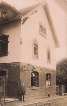 AK Alter Mann vor Wohnhaus ca. 1920 , n. gelaufen